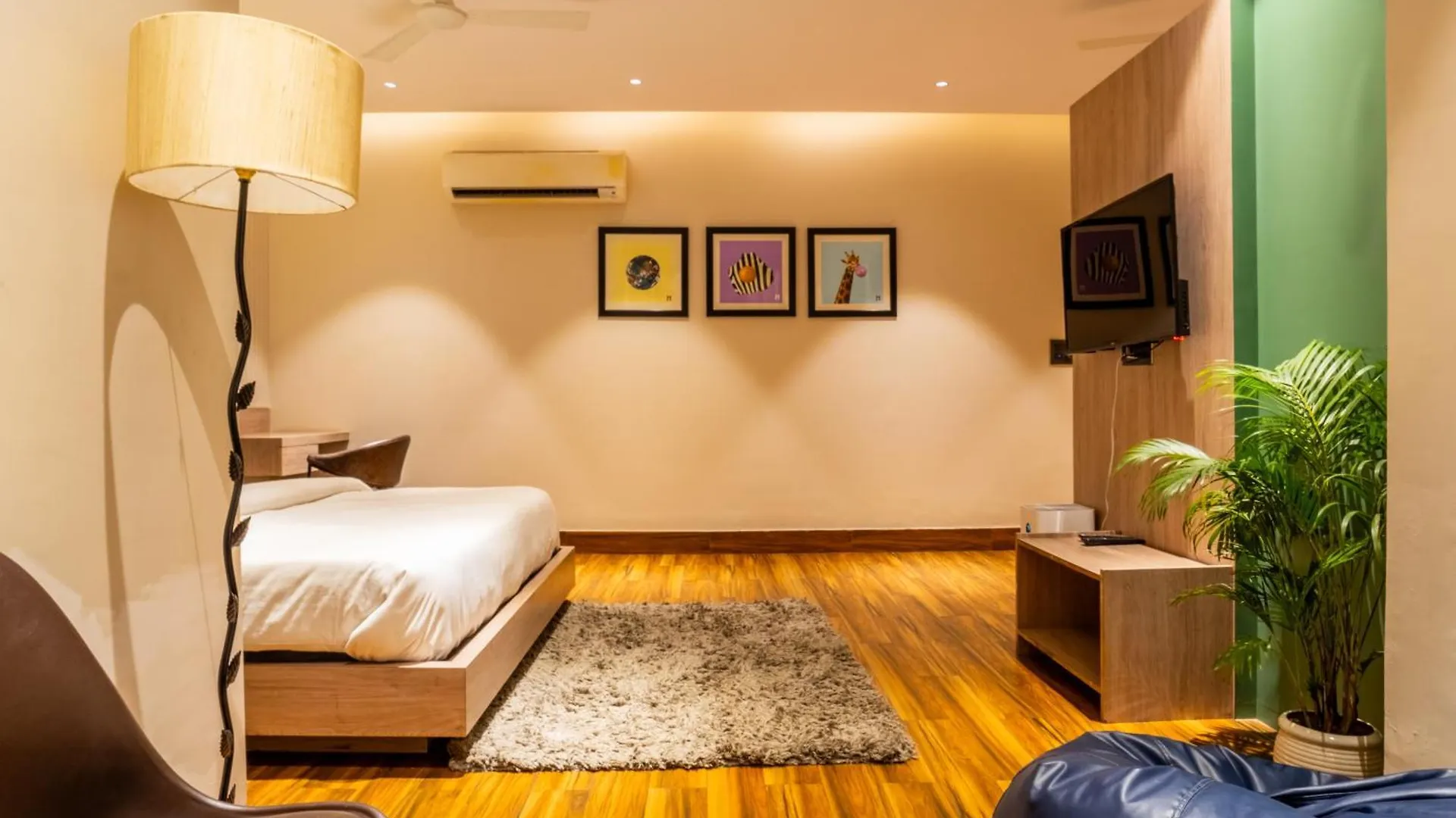 Housr Golf Course Road Near Phase 1 Metro Gurgaon Hotel