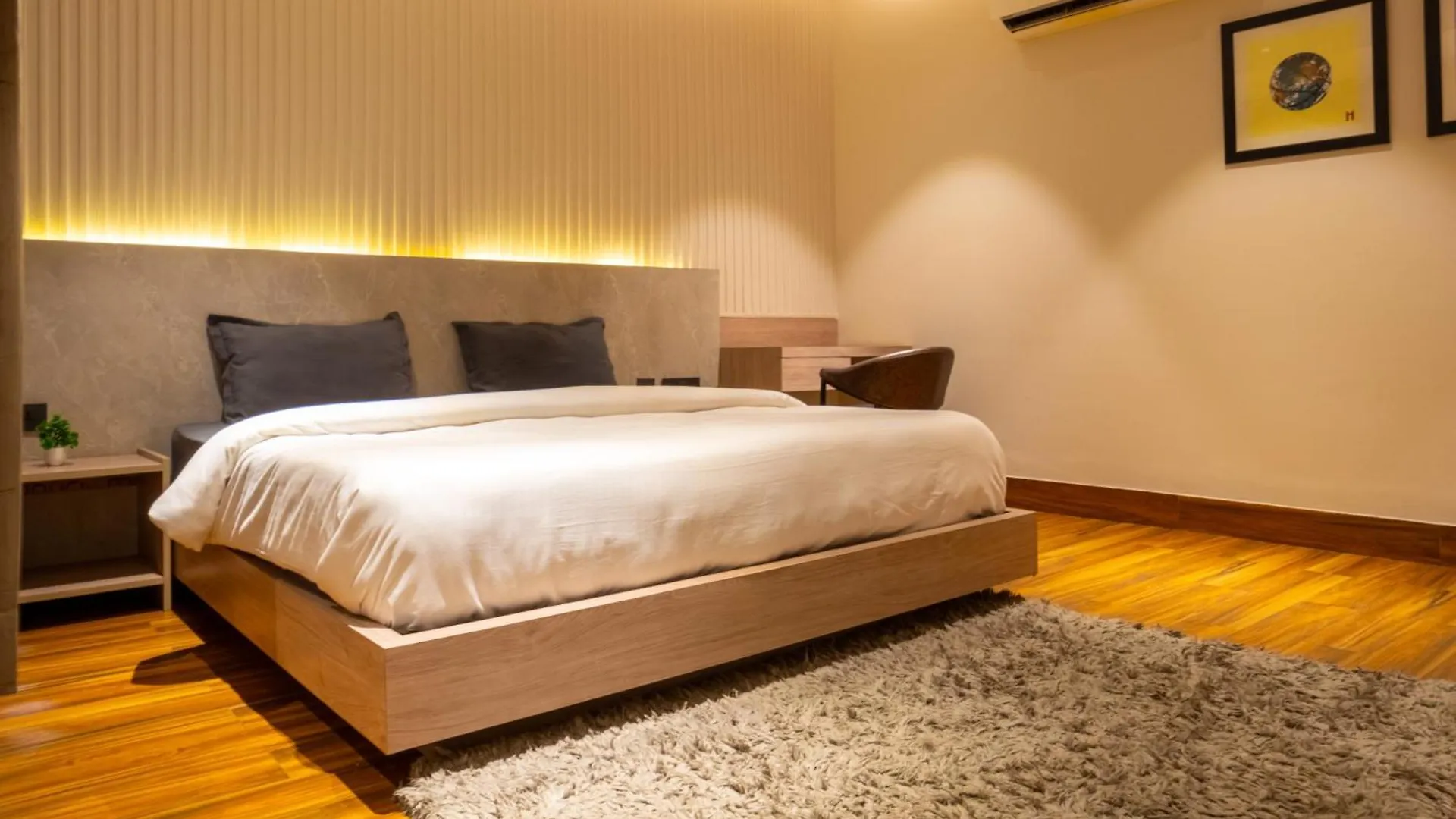 Housr Golf Course Road Near Phase 1 Metro Gurgaon Hotel